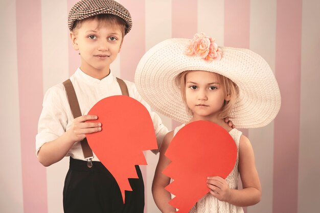 Couple d'enfant au cœur brisé avec un coeur en papier