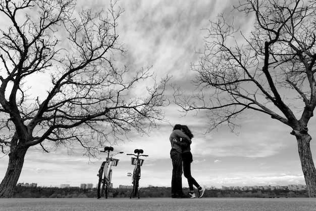 Photo gratuite couple enlacé dans un parc