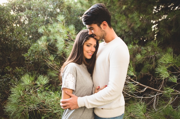 Couple enlacé et l&#39;homme embrasse la femme dans les cheveux