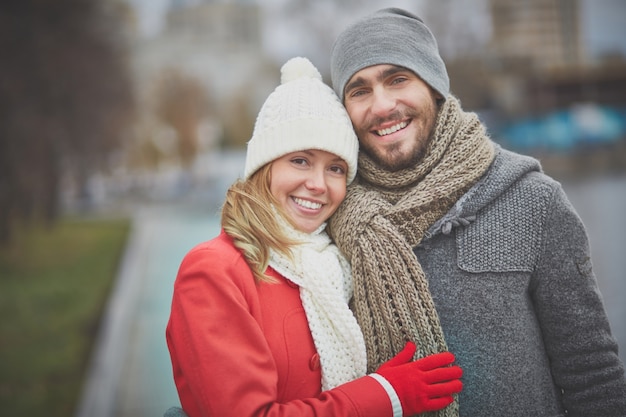 Couple enlacé et profiter de leur temps libre