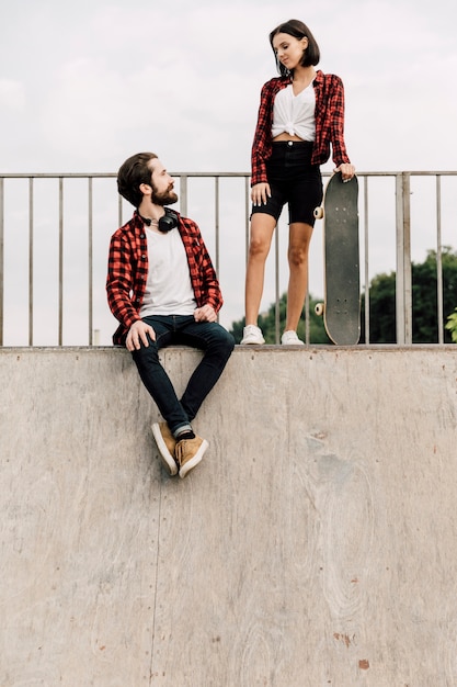 Photo gratuite couple ensemble au skate park