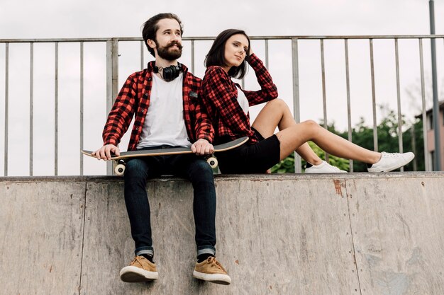 Couple ensemble au skate park