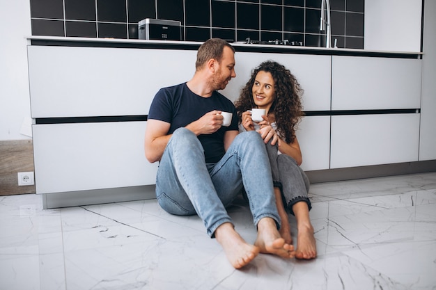 Couple, ensemble, cuisine, boire, café