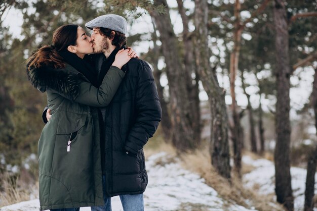 Couple ensemble dans un parc d'hiver s'amusant