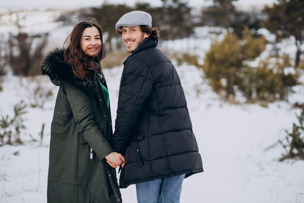 Couple ensemble dans un parc d'hiver s'amusant