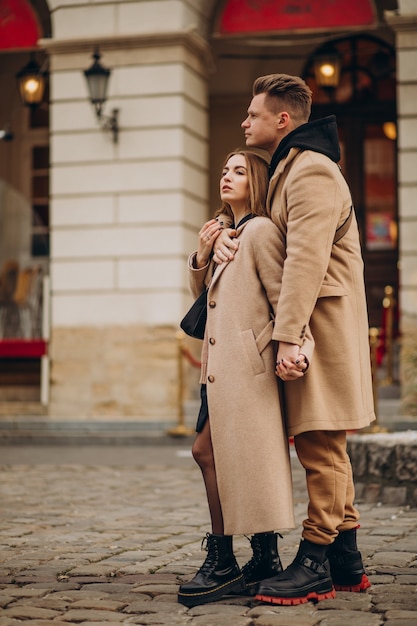 Couple ensemble marchant dans la rue le jour de la Saint-Valentin