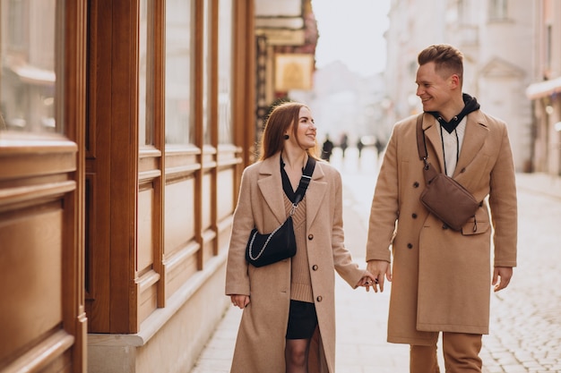 Couple ensemble à Noël dans la rue