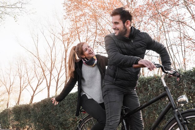 Couple, équitation, cycle, dans parc