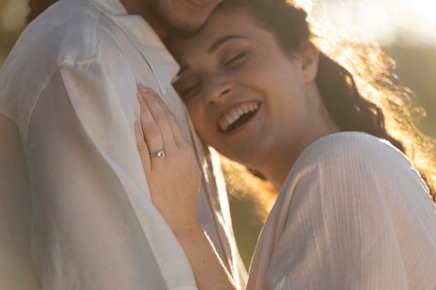 Couple étant amoureux vue de côté