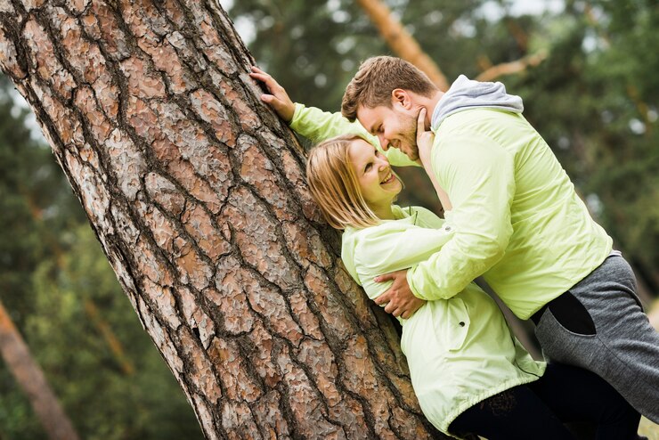 Photo gratuit couple, étreindre, à côté de, a, arbre