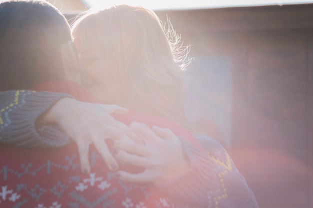 Couple, étreindre et embrasser à l&#39;extérieur