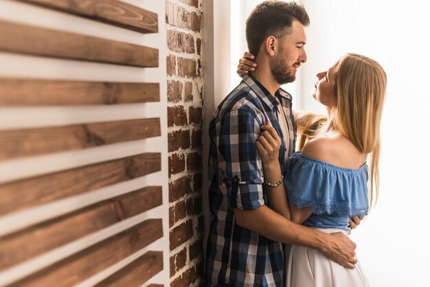 Couple, étreindre et regarder les uns les autres