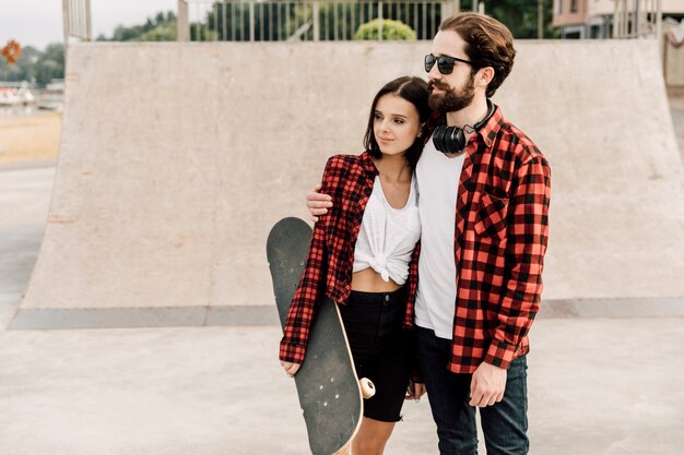 Couple, étreindre, à, skate park