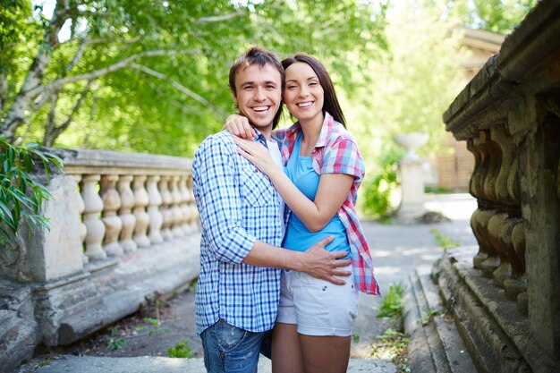 Couple étreintes et souriant