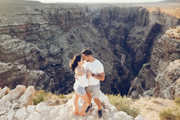 Couple explorant le grand canyon en Arizona