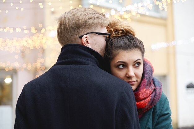 Couple expressif posant en plein air