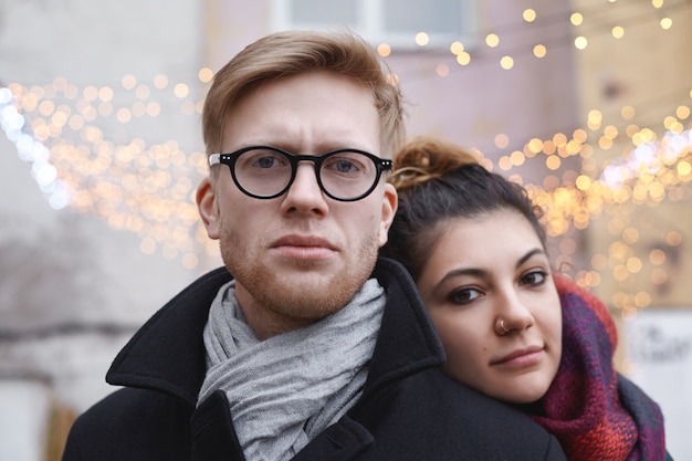 Couple expressif posant en plein air