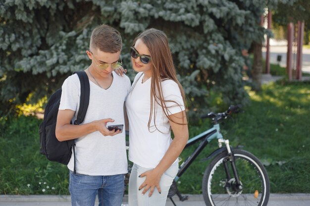 Couple, faire du vélo dans la forêt d'été