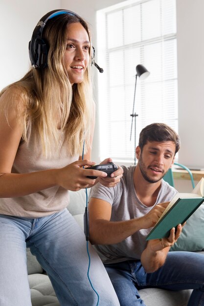 Couple faisant des activités à l'intérieur d'un plan moyen