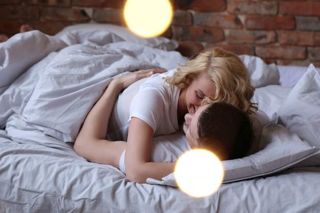 Photo gratuite couple faisant l'amour dans le lit