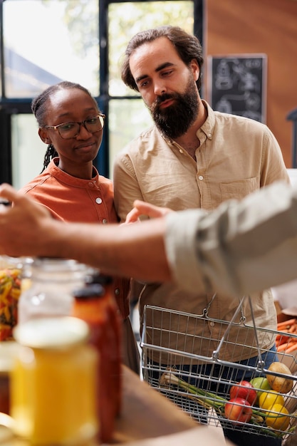 Photo gratuite couple faisant des courses d'aliments biologiques