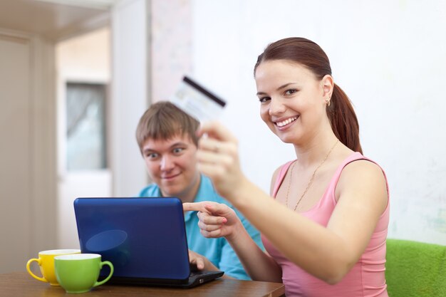 Couple faisant des courses en internet