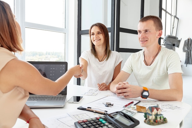 Couple faisant un deal sur leur nouvelle maison