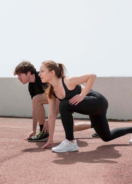 Couple faisant du fitness en plein air ensemble