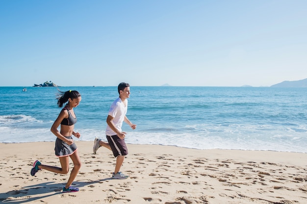 Couple faisant du jogging sous le soleil