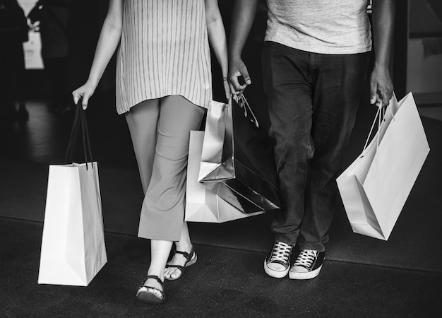 Couple Faisant Du Shopping Ensemble Dans Un Centre Commercial