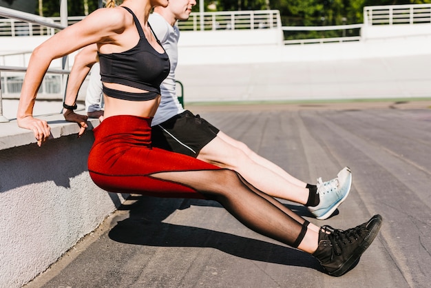 Couple faisant des exercices de triceps inversés