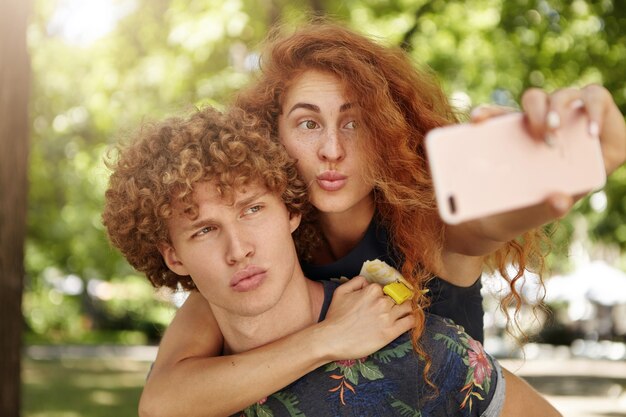 couple faisant des grimaces tout en posant pour selfie