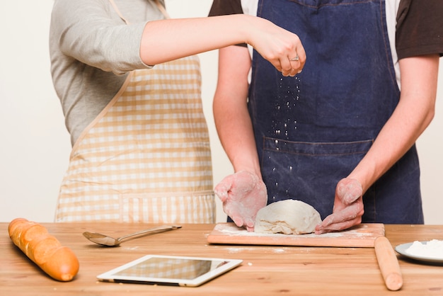 Photo gratuite couple faisant la pâte ensemble