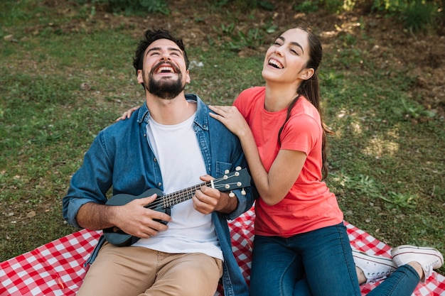 Photo gratuite couple faisant un pique-nique dans la nature