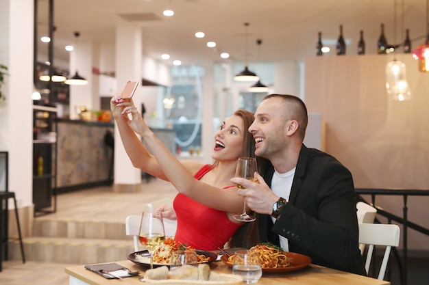 Photo gratuite couple faisant selfie au restaurant