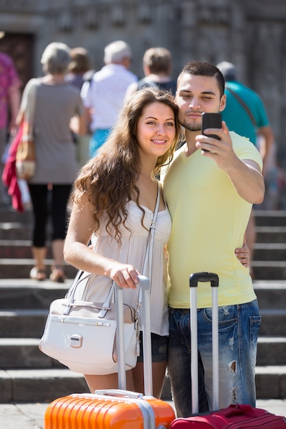 Couple faisant selfie dans la rue