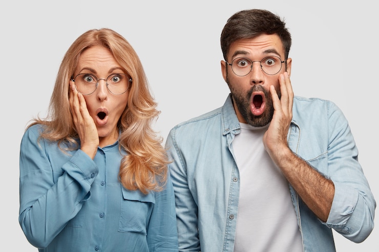 Photo gratuit un couple de famille émotive déchiré regarde avec étonnement, perplexe