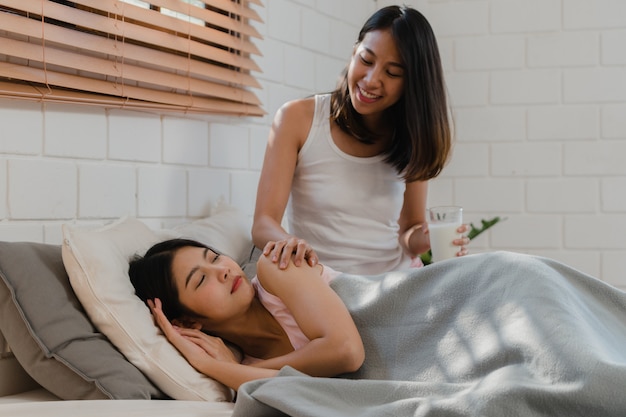 Couple de femmes lgbtq asiatiques lesbiennes prendre le petit déjeuner à la maison