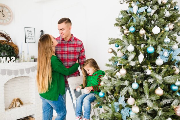 Couple avec une fille à Noël