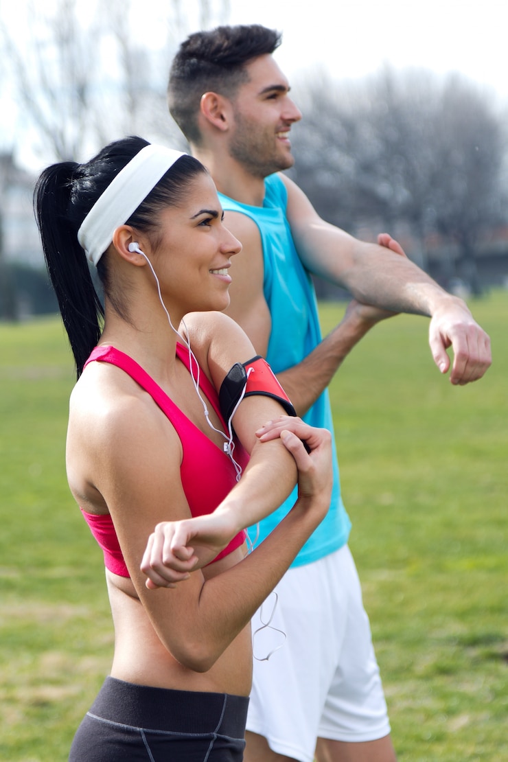 Photo gratuit couple de fitness frais femme étirement