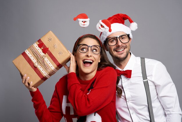 Couple fou avec cadeau de Noël