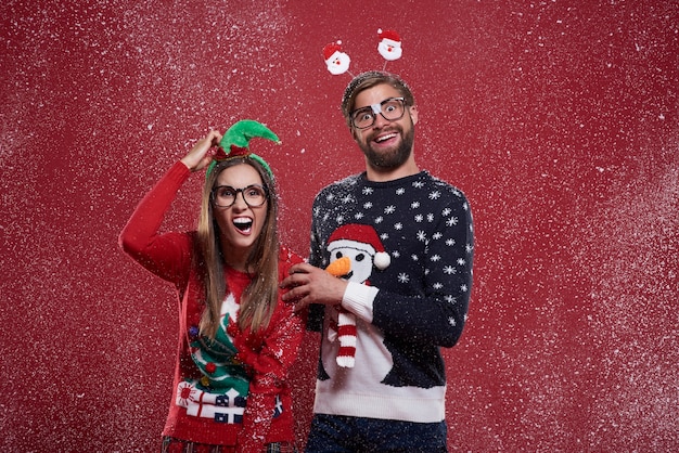 Couple fou avec cardigans de Noël drôles