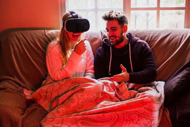 Couple gai avec casque VR