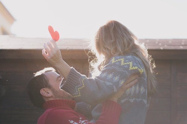 Couple gai avec coeur de papier