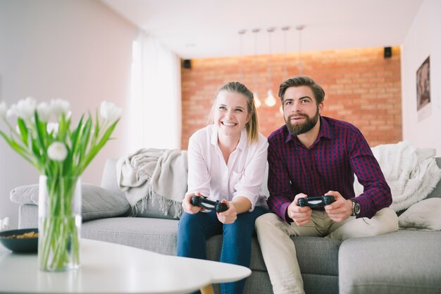 Couple gai avec les contrôleurs à la maison