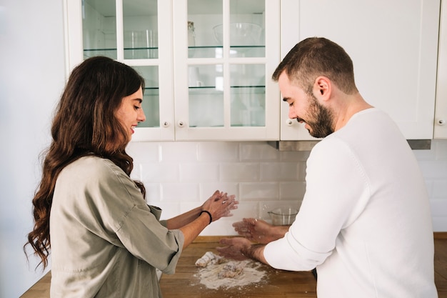 Couple gai, cuisine, pétrir