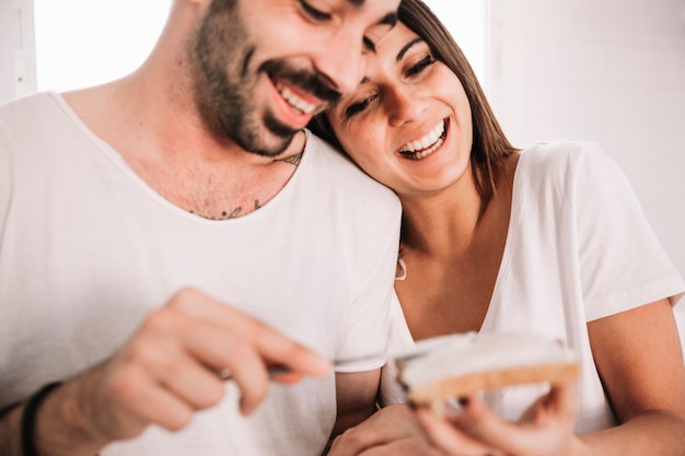 Photo gratuite couple gai, faire des toasts