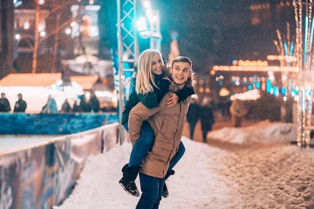 Couple gai et ludique dans des tenues d'hiver chaudes se moquent