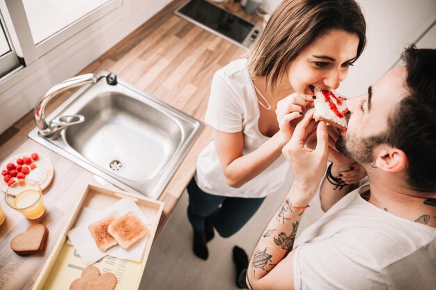 Couple gai mordant un toast ensemble