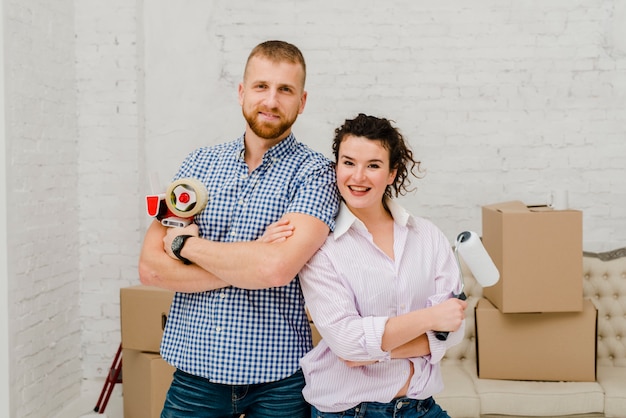 Couple gai posant dans un nouvel appartement